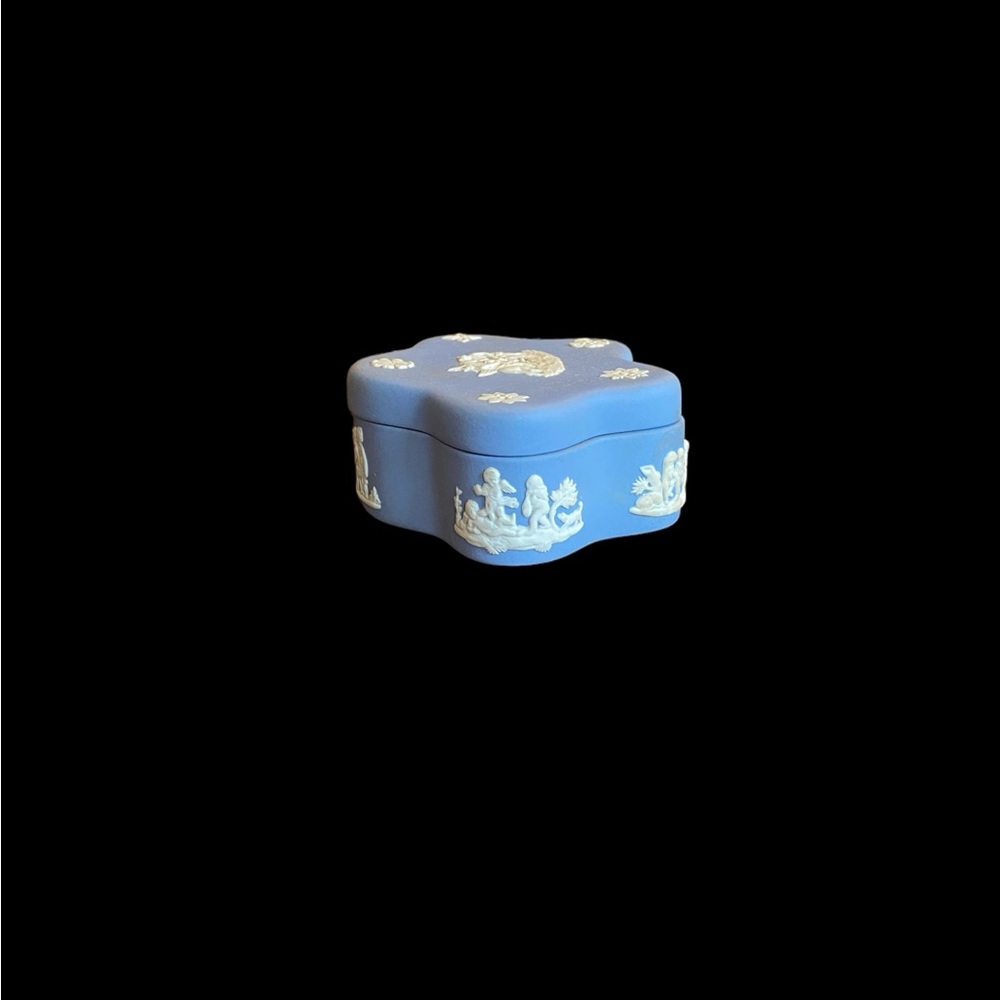 Vintage Wedgwood Blue Jasperware Vanity Trinket Box England 3.75" x 3" x 1.5" - Picture 6 of 10